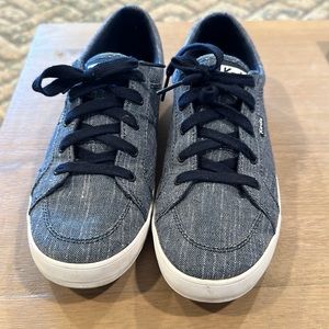 EUC 9.5 Chambray Keds